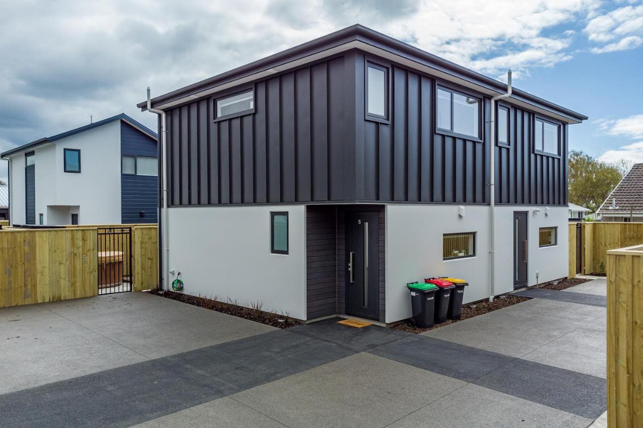 Cozy Retreat With Hot Tub Leilighet Christchurch Eksteriør bilde