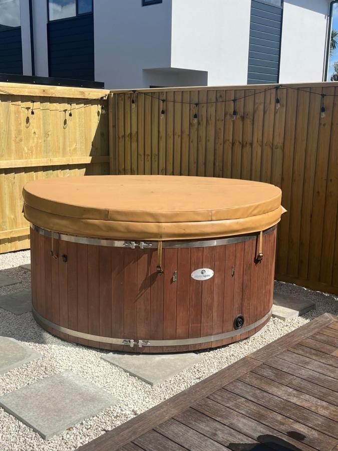 Cozy Retreat With Hot Tub Leilighet Christchurch Eksteriør bilde