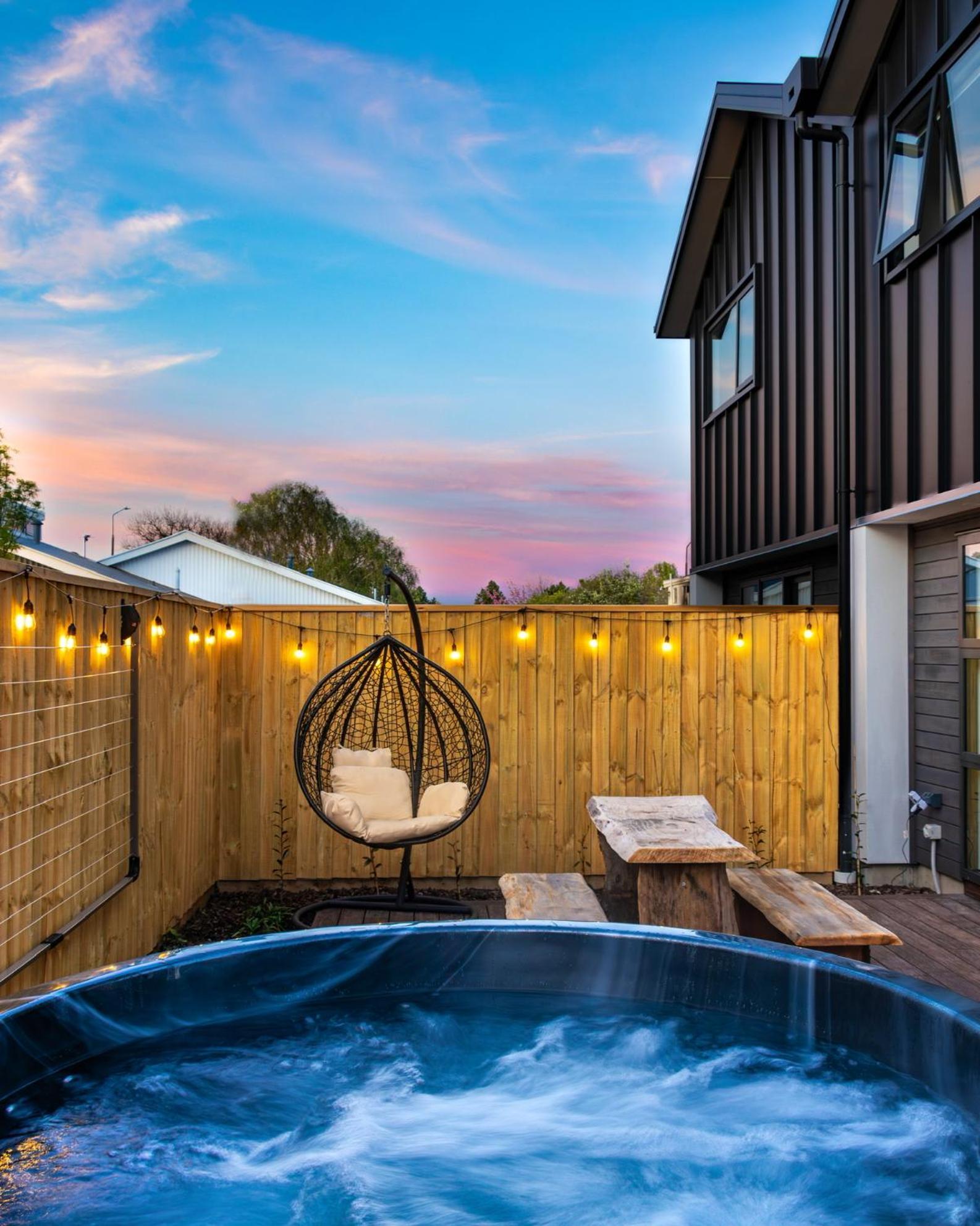Cozy Retreat With Hot Tub Leilighet Christchurch Eksteriør bilde
